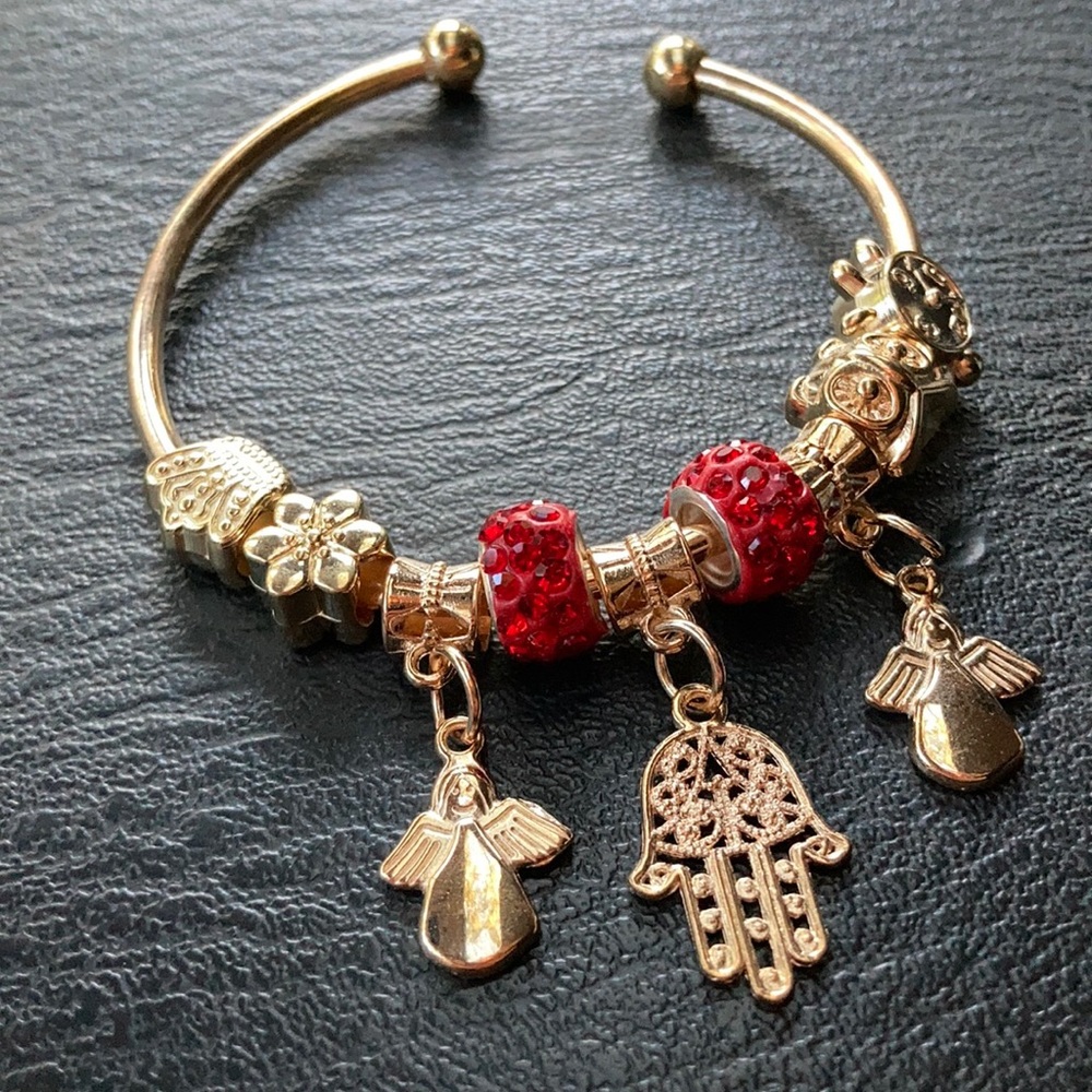 ⚜️Gold Hamsa Charm Bracelet!